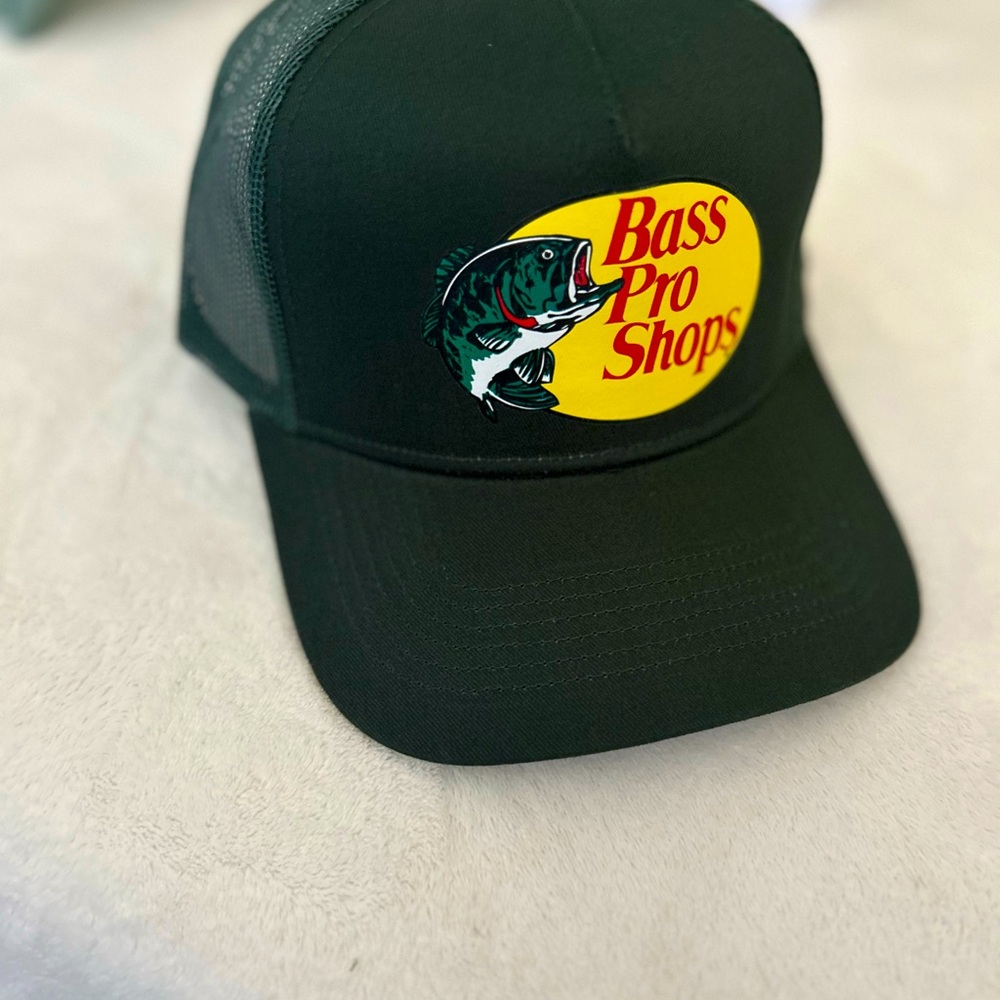 Hunters green Bass pro trucker hats.The hats is new and original.